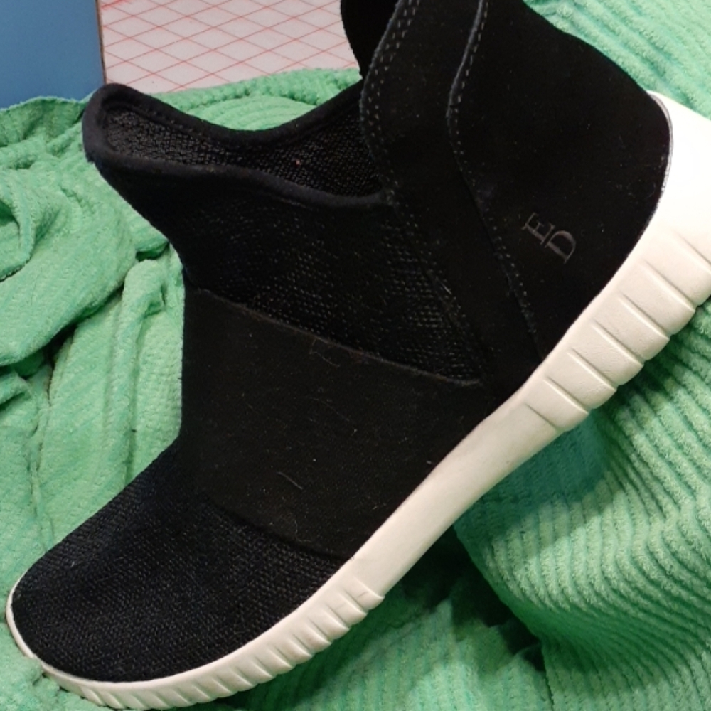 Shoes - Picture 2 of 4